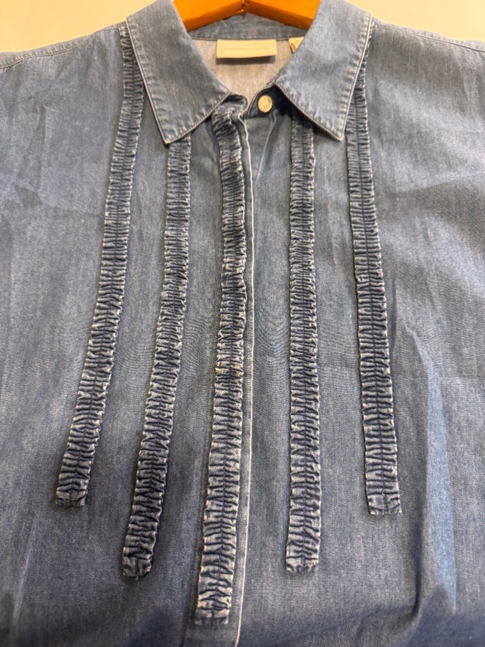 Liz Claiborne LizWear Chambray Hidden Button Ruched Shirt Women's XL Blue - Picture 9 of 10